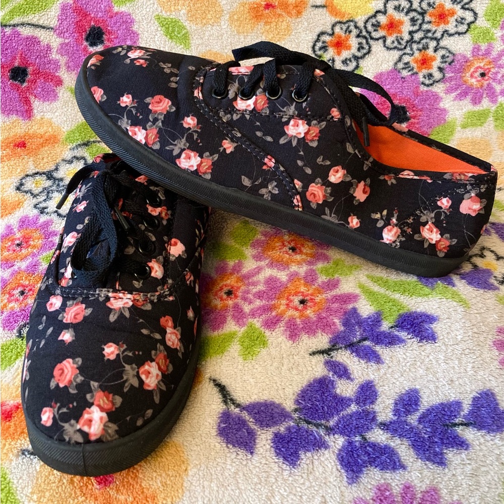🌸Women’s Floral Time and Tru Fashion Sneakers, size 7 NWT🌸